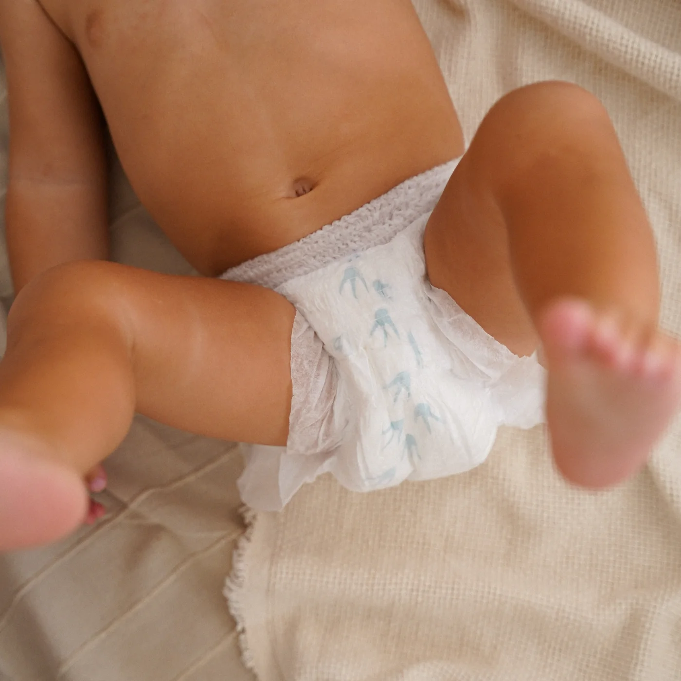 Bébé portant une culotte d'apprentissage écologique Pingo